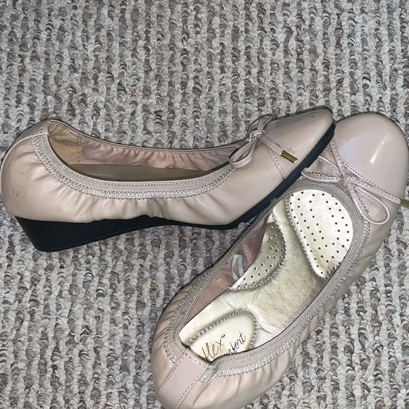 Beige leather ballet flats - Picture 2 of 5